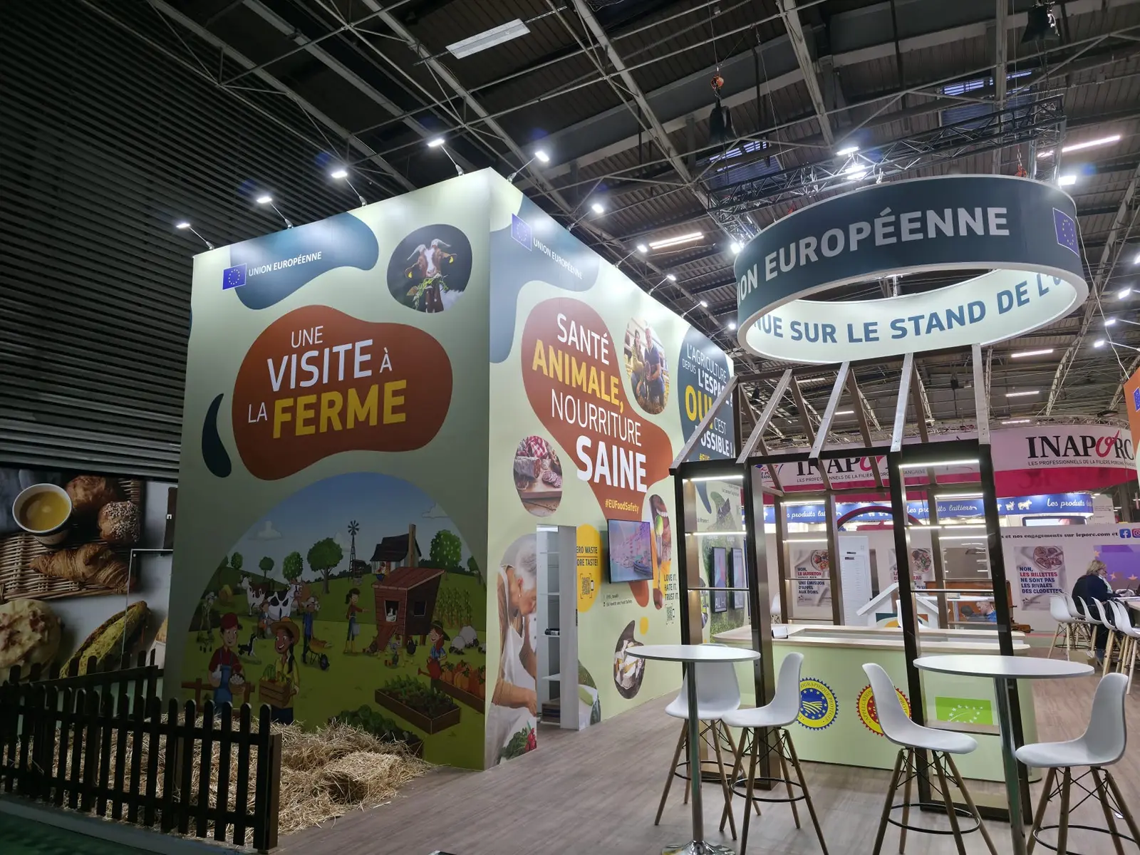 Wysokie ściany stoiska EU Pavilion pokryte drukowaną folią