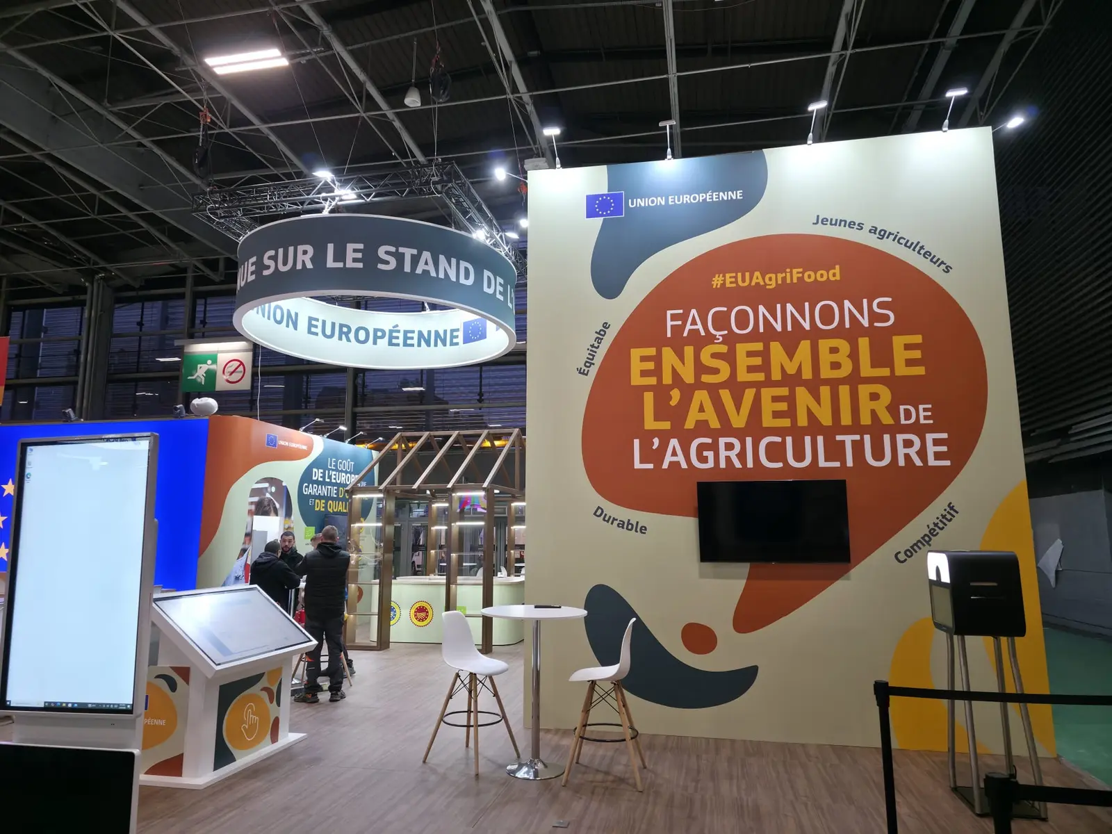 Główna ściana i ring stoiska EU Pavilion z grafikami