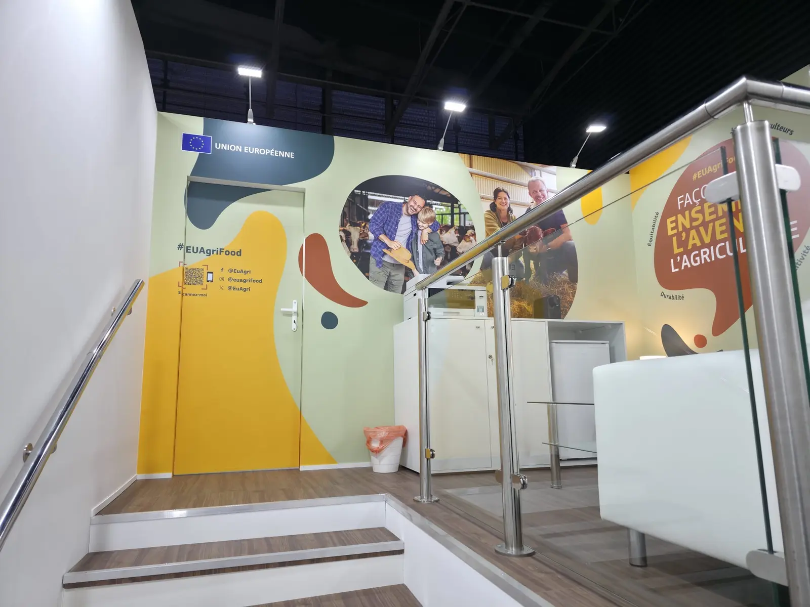 Zaplecze stoiska EU Pavilion wykończone drukowaną folią