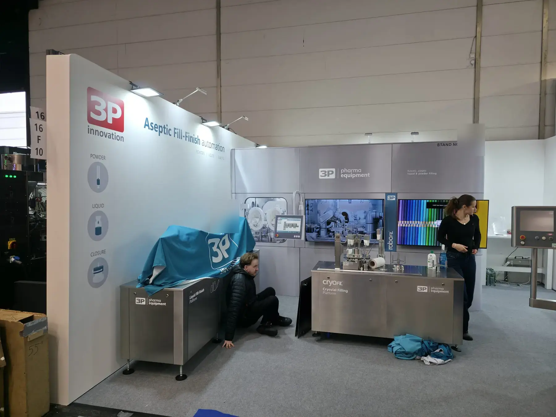 Stoisko 3P Pharma z grafikami technologicznymi na ścianach