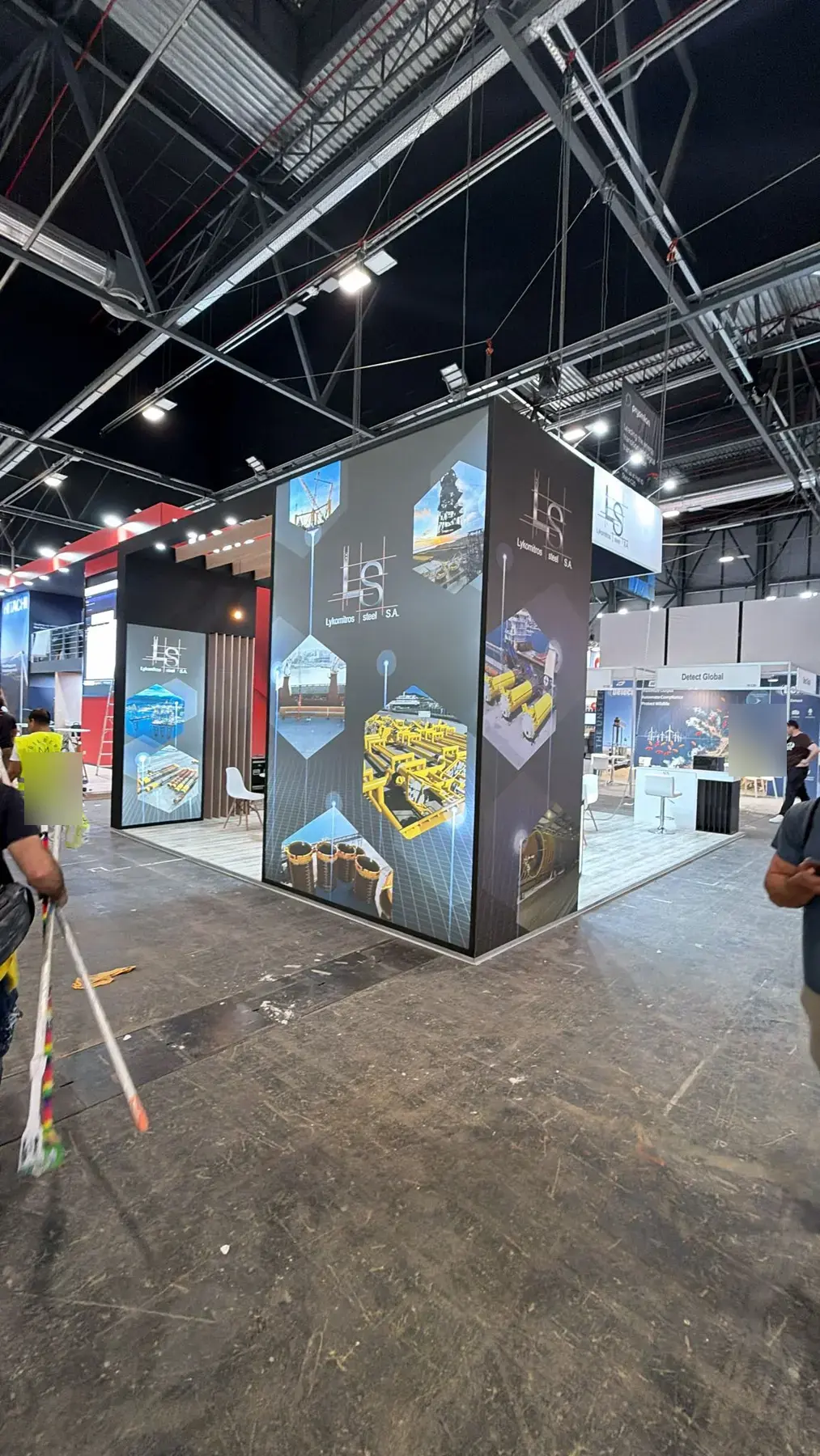 Wysoka zabudowa stoiska Lykomitros Steel z drukowanymi grafikami